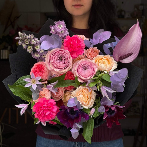 Яскравий букет з антуріумом та піоновидними трояндами «Малиновий космос»