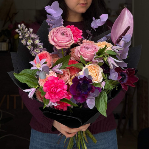 Яскравий букет з антуріумом та піоновидними трояндами «Малиновий космос»