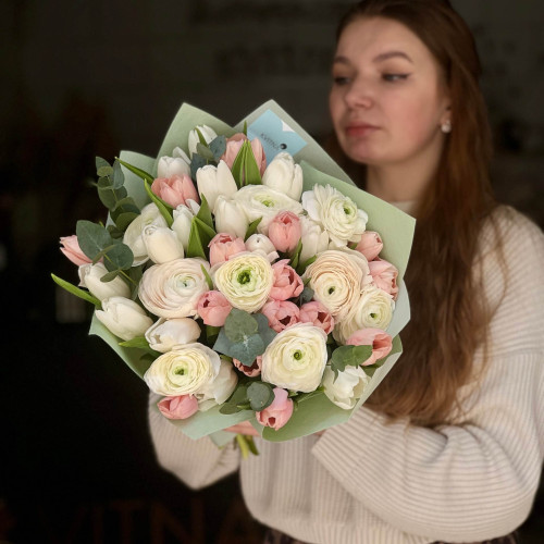 Delicate bouquet with ranunculus and Thijs Boots tulips «Morning Tenderness»