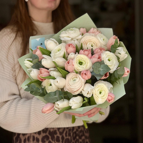 Delicate bouquet with ranunculus and Thijs Boots tulips «Morning Tenderness»