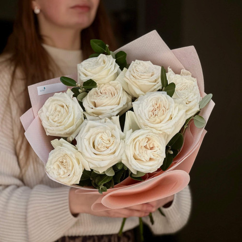 9 Playa Blanca roses with pittosporum in the bouquet «Petal Cloud»