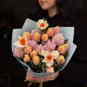 Весняний ароматний букет з нарцисами, гіацинтами та тюльпанами «Запашне тріо»