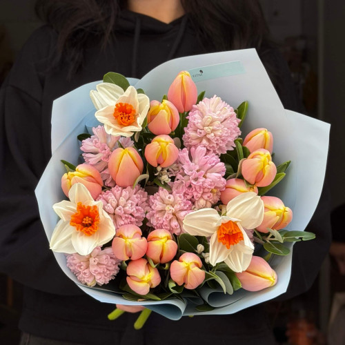 Весенний ароматный букет с нарциссами, гиацинтами и тюльпанами «Душистое трио»