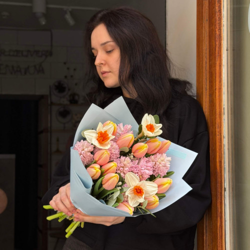 Весенний ароматный букет с нарциссами, гиацинтами и тюльпанами «Душистое трио»