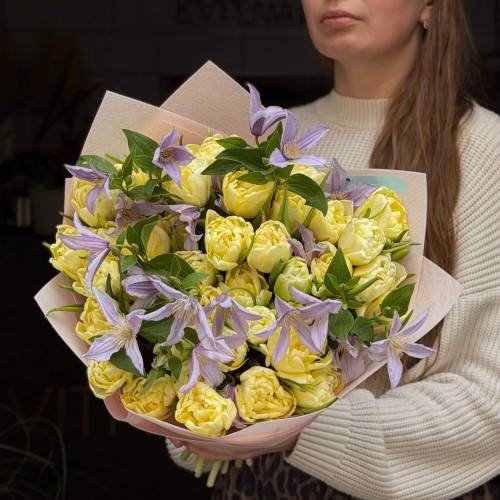 Лагідний букет із піоновидних тюльпанів з клематісом «Лавандове сонце»