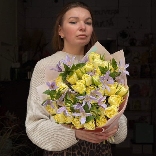 Лагідний букет із піоновидних тюльпанів з клематісом «Лавандове сонце»