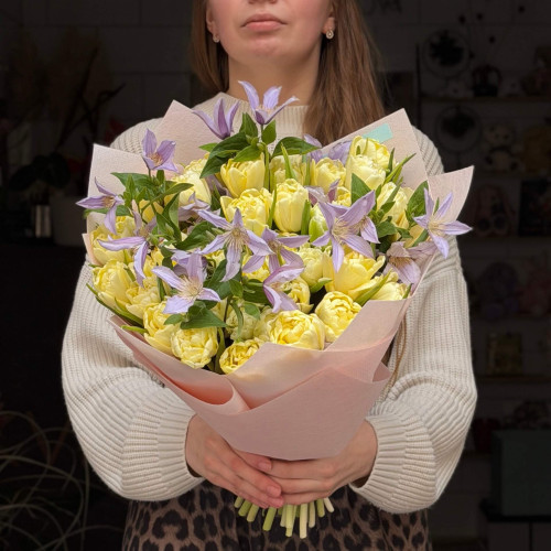 Лагідний букет із піоновидних тюльпанів з клематісом «Лавандове сонце»