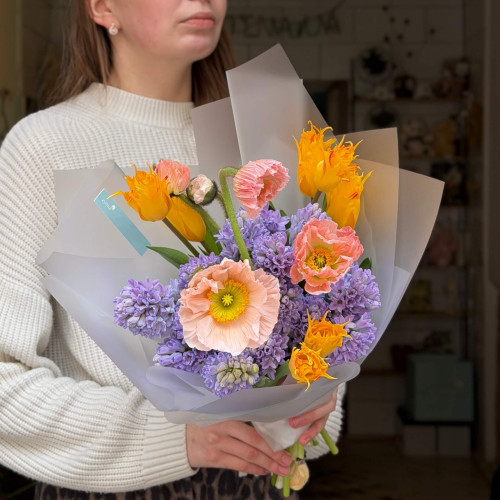 Яскравий букет з ексклюзивними французькими тюльпанами сорту Leo та папавером «Пробудження світла»