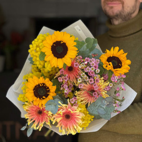 Життєрадісний букет з геліантусами та герберою «Сонячний нектар»