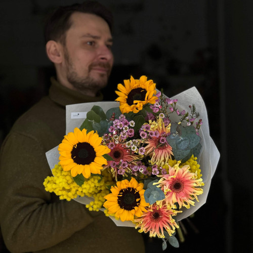 Життєрадісний букет з геліантусами та герберою «Сонячний нектар»