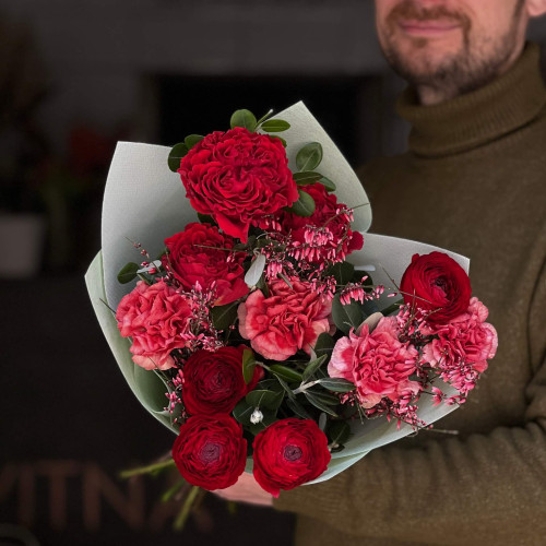 Букет в рубінових відтінках з ранункулюсом та трояндами «Вишневий вельвет»