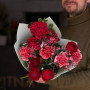 Букет в рубінових відтінках з ранункулюсом та трояндами «Вишневий вельвет»