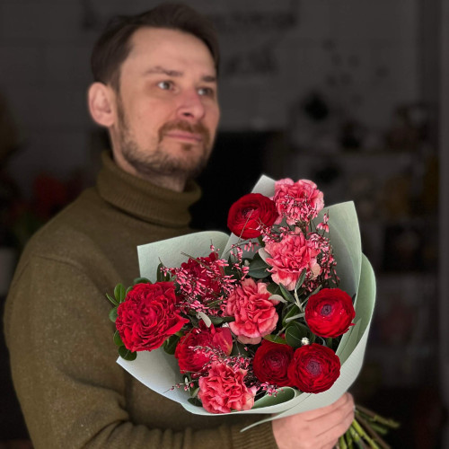 Букет в рубінових відтінках з ранункулюсом та трояндами «Вишневий вельвет»