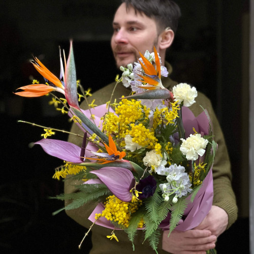 Різнорівневий букет з екзотичною стреліцією та антуріумом «Птахи раю»