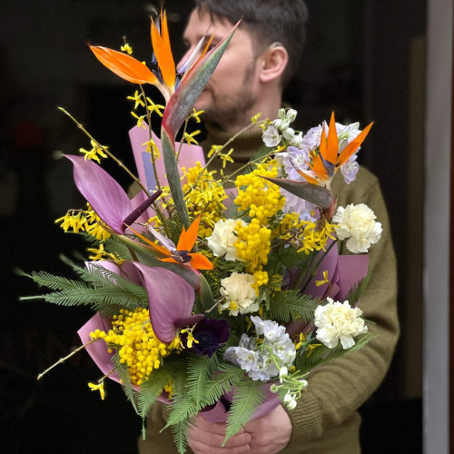 Різнорівневий букет з екзотичною стреліцією та антуріумом «Птахи раю»