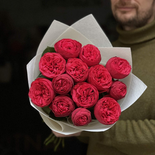 13 надзвичайних піоновидних троянд Red Mary в букеті «Рубінові чари»