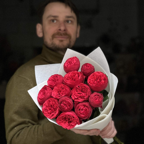 13 надзвичайних піоновидних троянд Red Mary в букеті «Рубінові чари»