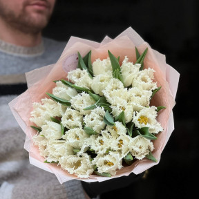 25 білих бахромчастих тюльпанів сорту Honeymoon у букеті «Мереживна паморозь»