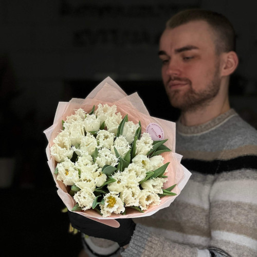 25 білих бахромчастих тюльпанів сорту Honeymoon у букеті «Мереживна паморозь»