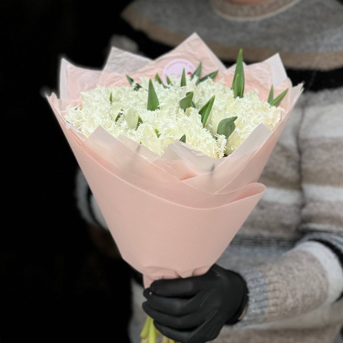 25 білих бахромчастих тюльпанів сорту Honeymoon у букеті «Мереживна паморозь»