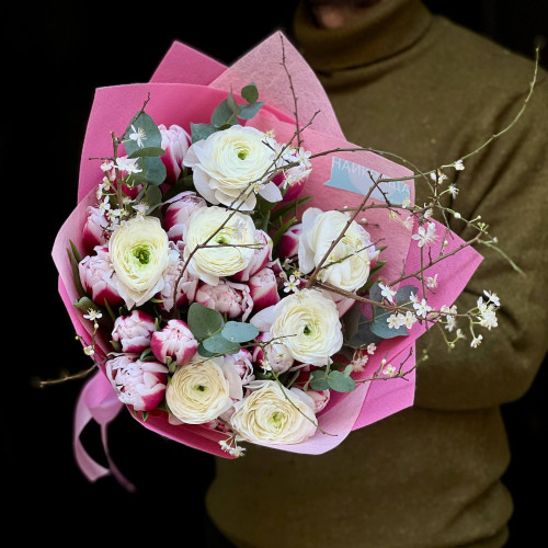 Весняний букет з ранункулюсами та тюльпанами «Світло після зими»