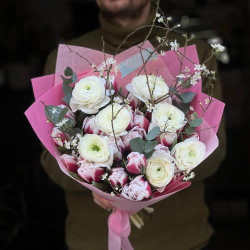 Весняний букет з ранункулюсами та тюльпанами «Світло після зими»