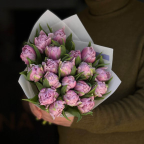 Букет із 19 бузкових тюльпанів «Нічна галявина»