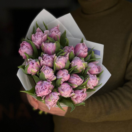 Букет із 19 бузкових тюльпанів «Нічна галявина»