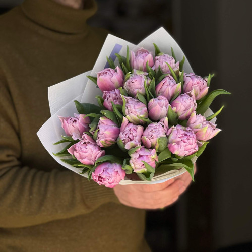 Букет із 19 бузкових тюльпанів «Нічна галявина»