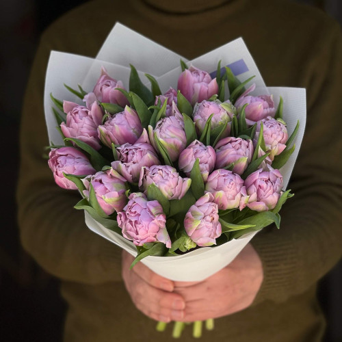 Букет із 19 бузкових тюльпанів «Нічна галявина»