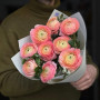 9 яскравих вишуканих ранункулюсів Venere у букеті «Кораловий шовк»