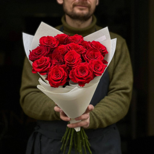 15 Bright red Ecuadorian Nina roses in the bouquet «Fiery Petals»