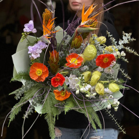 Яскравий різнорівневий букет із маками «Чарівний ліс»