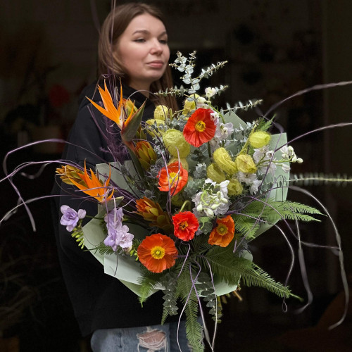 Яскравий різнорівневий букет із маками «Чарівний ліс»