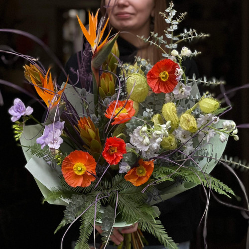 Яскравий різнорівневий букет із маками «Чарівний ліс»