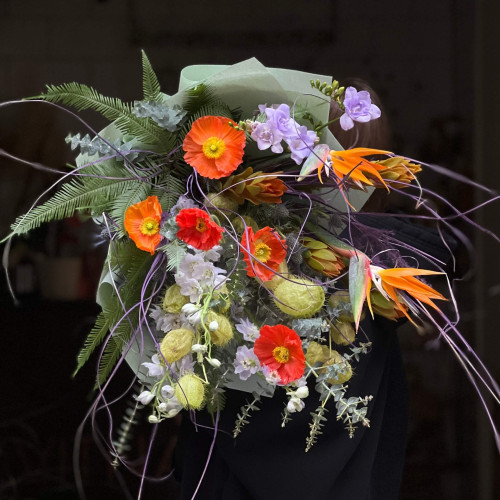 Яскравий різнорівневий букет із маками «Чарівний ліс»