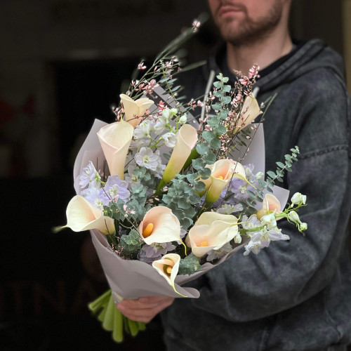 Вишуканий букет з каллами Salmon «Мовчазна грація»