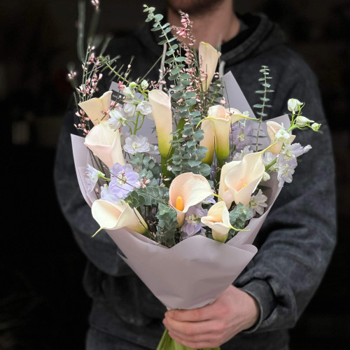 Вишуканий букет з каллами Salmon «Мовчазна грація»