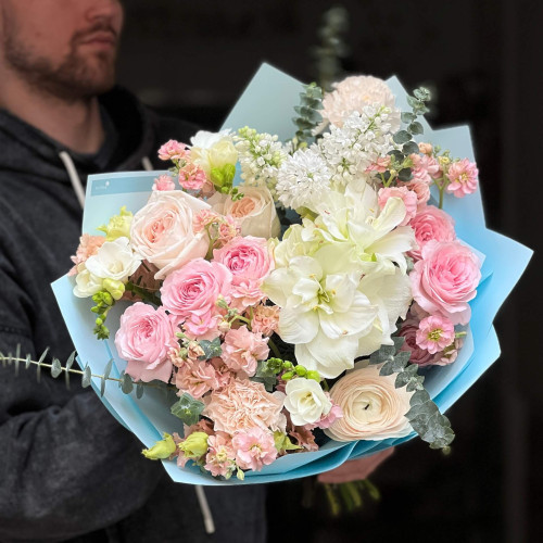 Витончений букет з амарилісом та бузком «Світанкова ніжність»