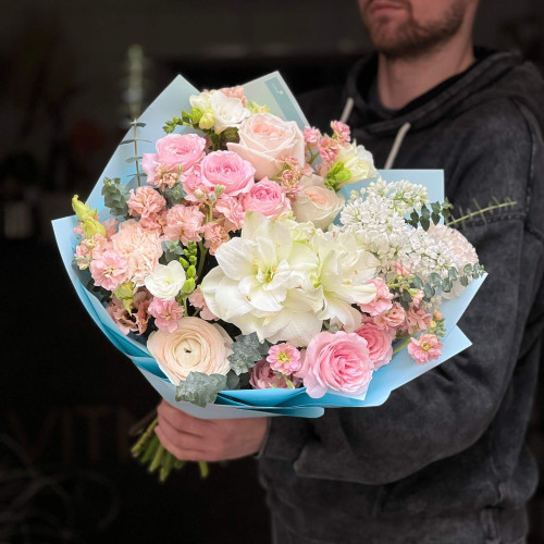 Витончений букет з амарилісом та бузком «Світанкова ніжність»