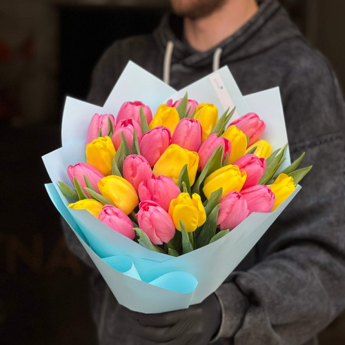 27 класичних кольорових тюльпанів у букеті «Сонячна ягідка»