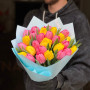 27 класичних кольорових тюльпанів у букеті «Сонячна ягідка»