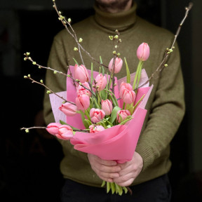 Преміальні тюльпани Salmon у сезонному букеті з гілочками «Весняна прозорість»