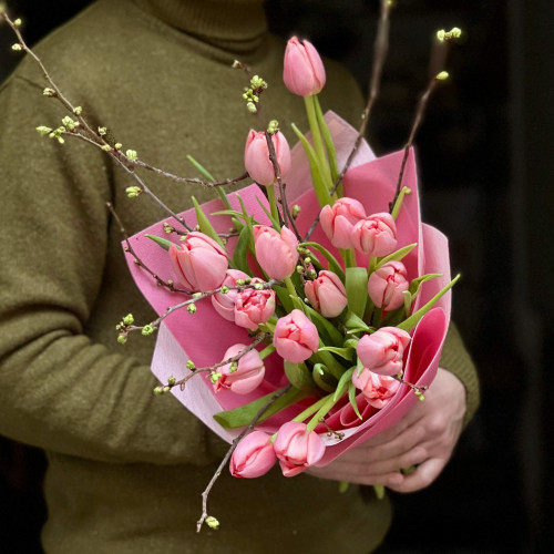 Преміальні тюльпани Salmon у сезонному букеті з гілочками «Весняна прозорість»