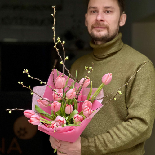 Преміальні тюльпани Salmon у сезонному букеті з гілочками «Весняна прозорість»