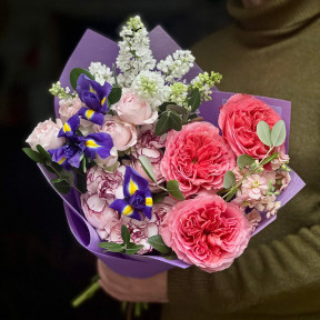 Яскравий букет з трояндою Candy X-Pression та ірисами «Весняний візерунок»