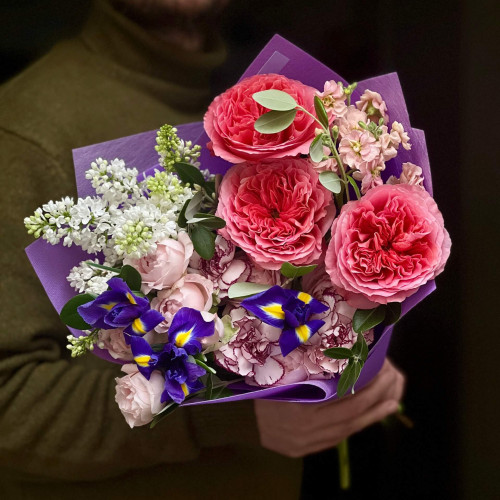 Яскравий букет з трояндою Candy X-Pression та ірисами «Весняний візерунок»