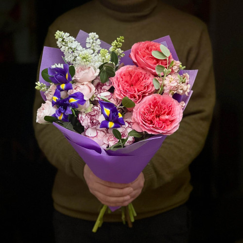 Яскравий букет з трояндою Candy X-Pression та ірисами «Весняний візерунок»