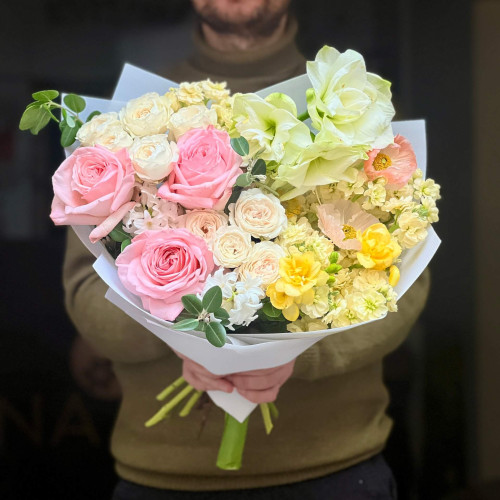 Роскошный букет с амариллисом и пионовидной розой Pink O'Hara «Венецианский аромат»