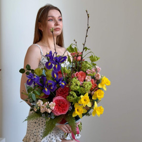 Різнобарвний цікавий букет «Відтінки весни»